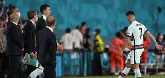 云开体育-开局最美妙欧洲杯提早出局 C罗再度怒摔队长袖标！